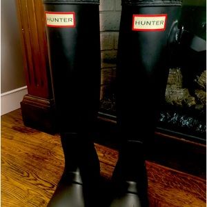 Like new Hunter boots 👢 smoke free pet free home 🏡